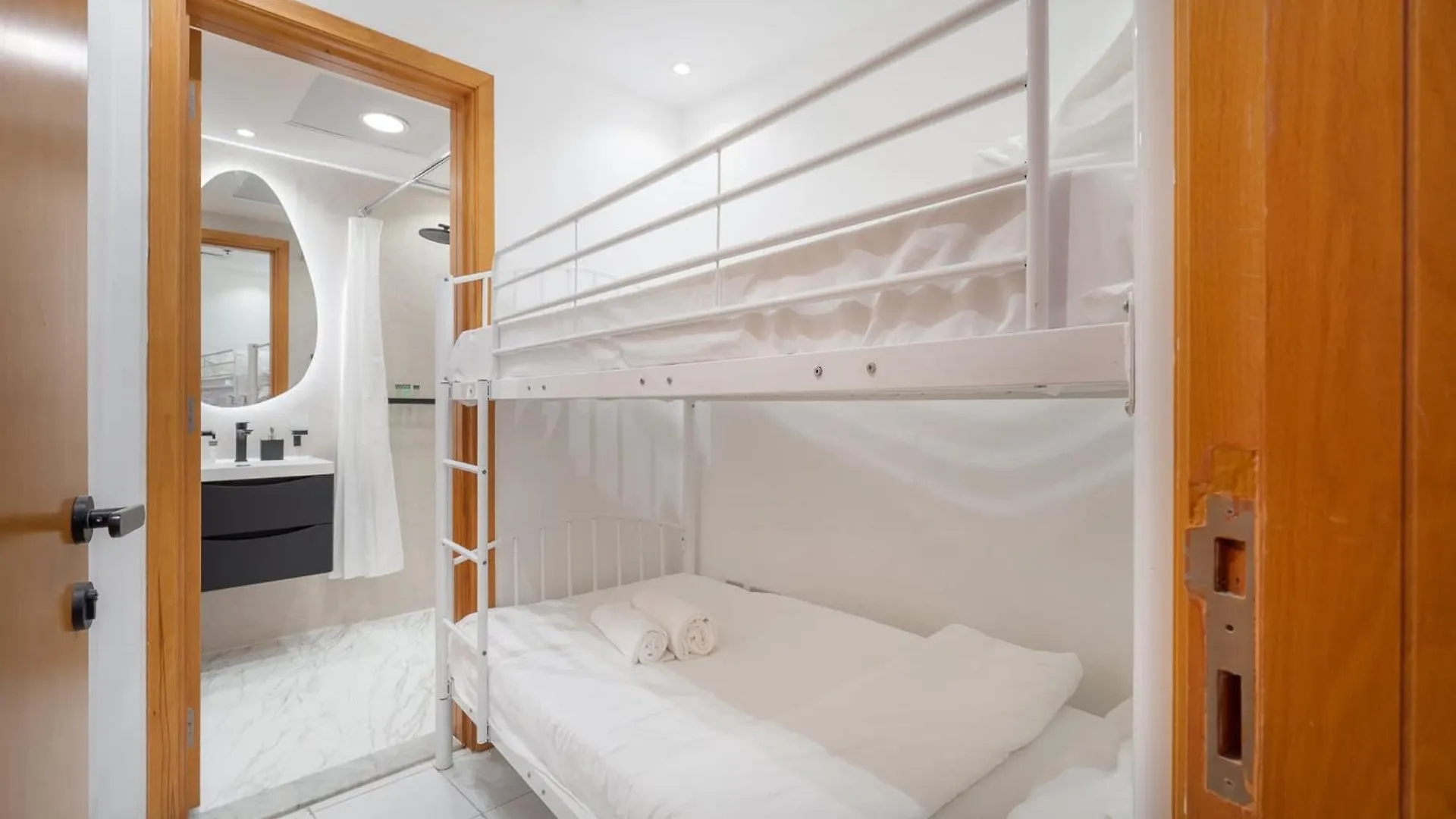 Minimalist Airy 3-Bedroom With Cityscape View In Dubai Marina United Arab Emirates