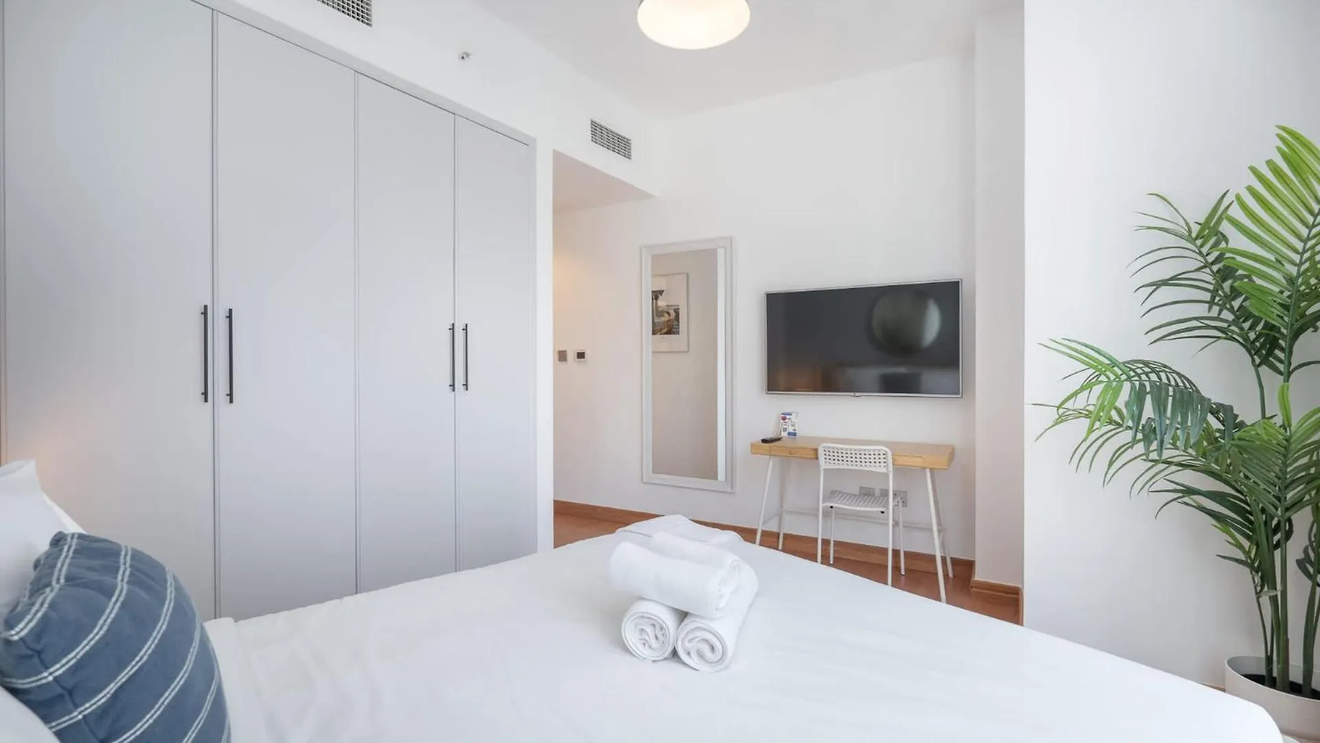 Minimalist Airy 3-Bedroom With Cityscape View In Dubai Marina 0*,