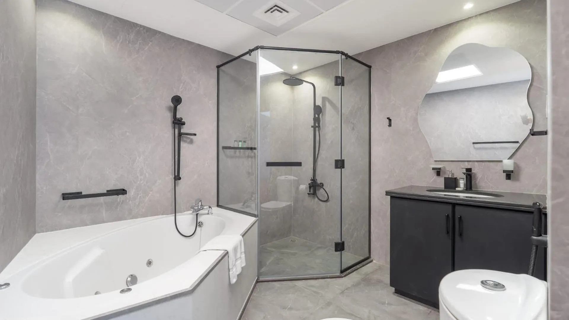 Minimalist Airy 3-Bedroom With Cityscape View In Dubai Marina United Arab Emirates