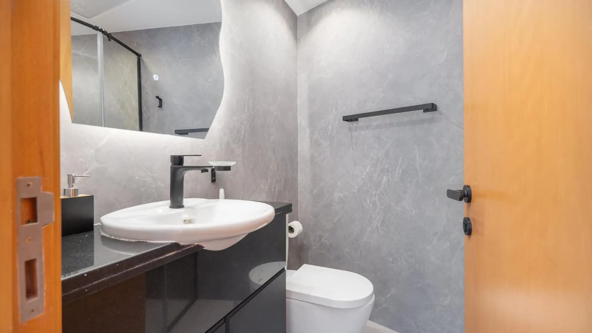 Minimalist Airy 3-Bedroom With Cityscape View In Dubai Marina Apartment